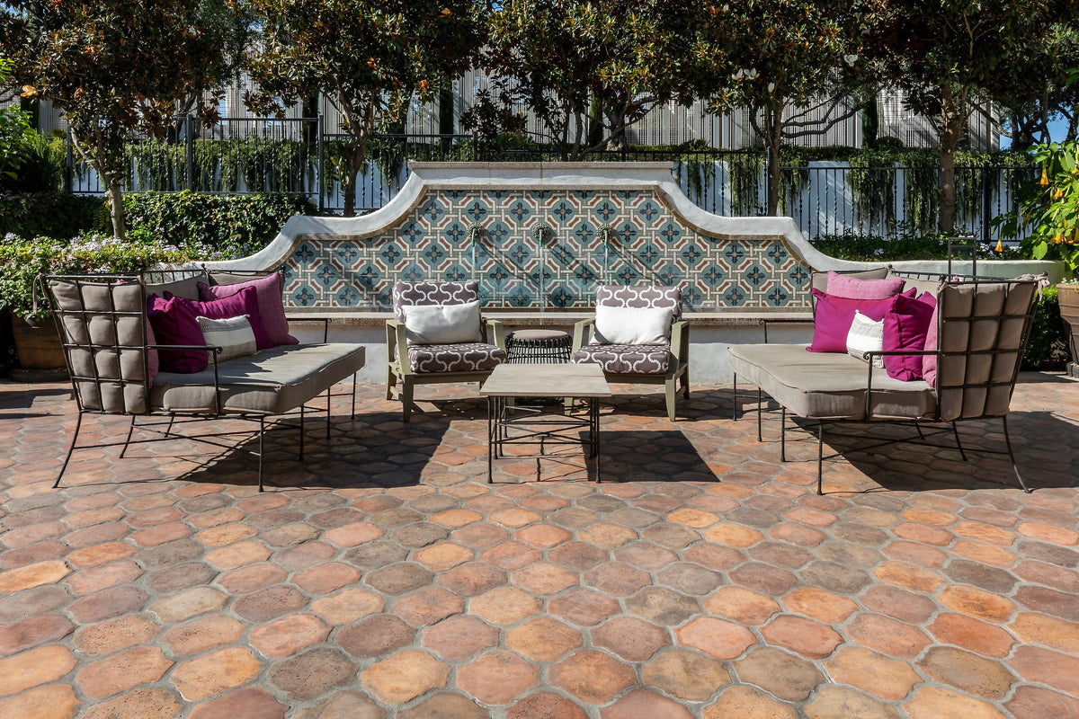 Lounge before a tiled bench wall
