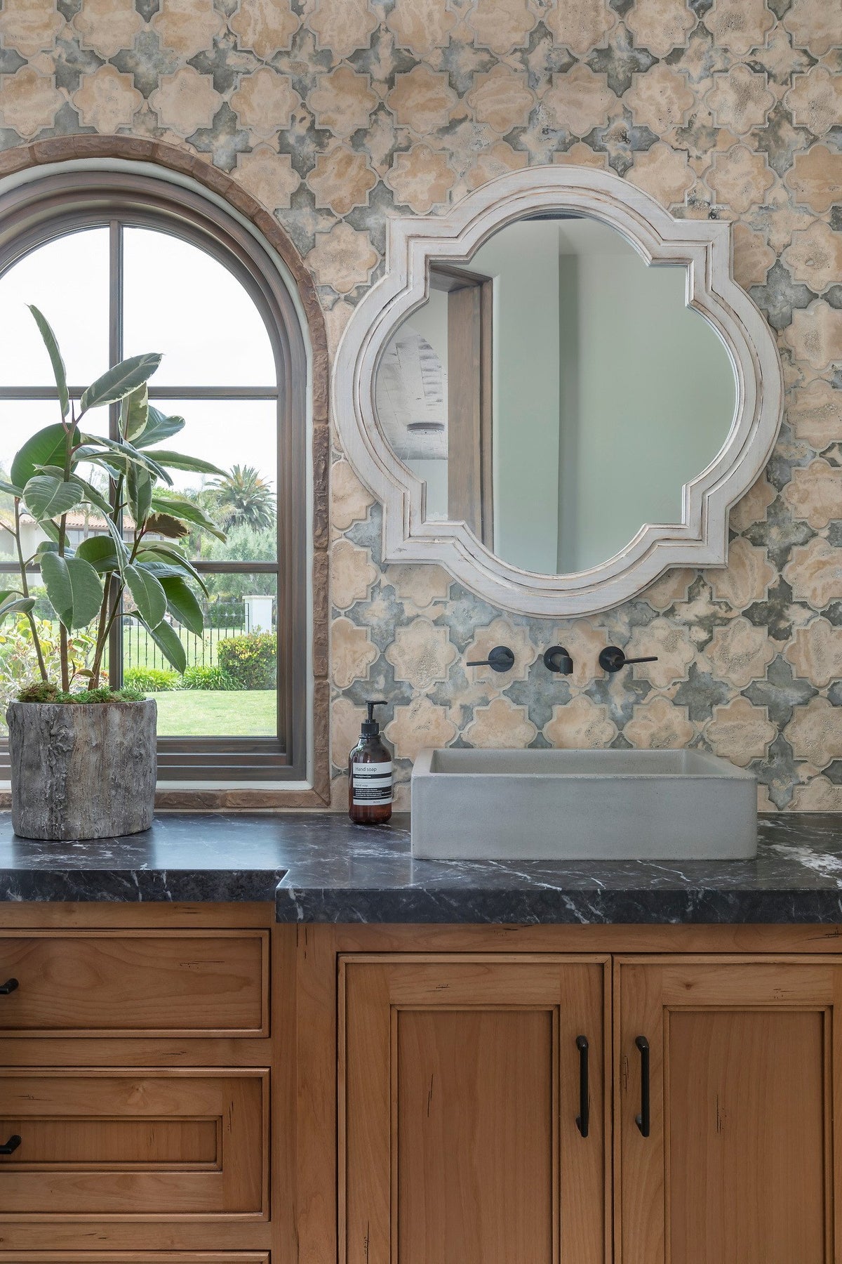 Vanity wall in 8C Winslet Blend