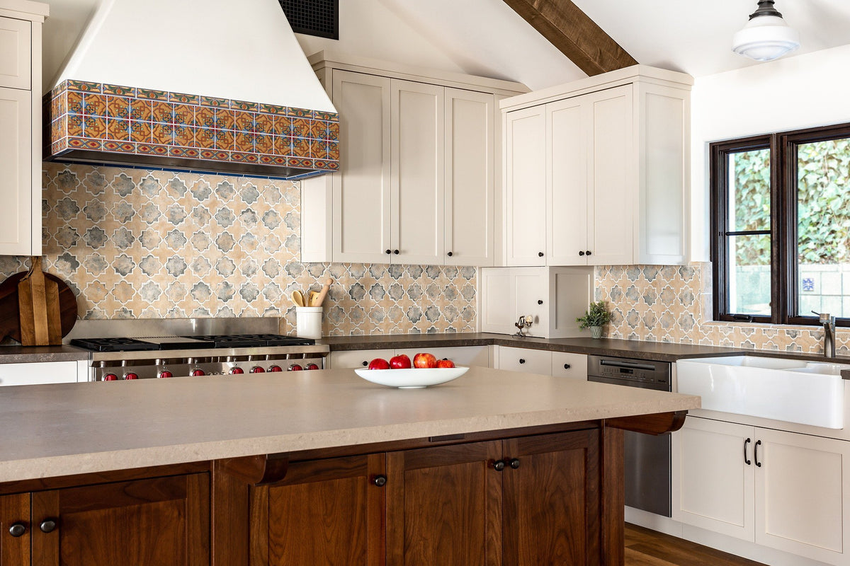 Kitchen with Arabesque 8C backsplash