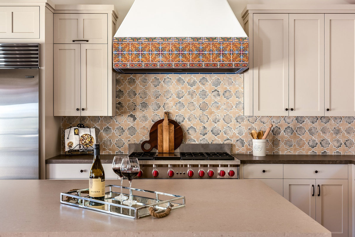 Range wall and deco-trimmed hood