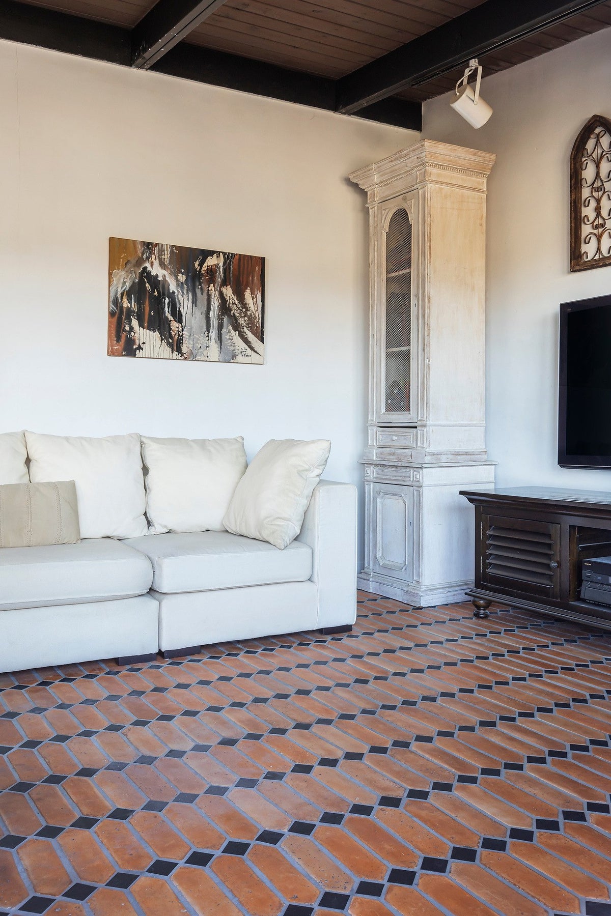 Picket floor by the sofa