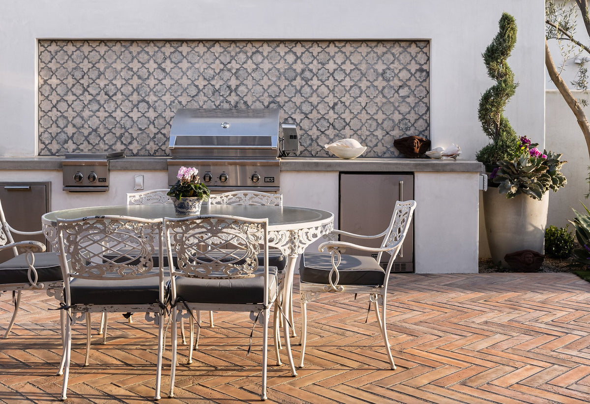 Outdoor kitchen with Arabesque 8C backsplash