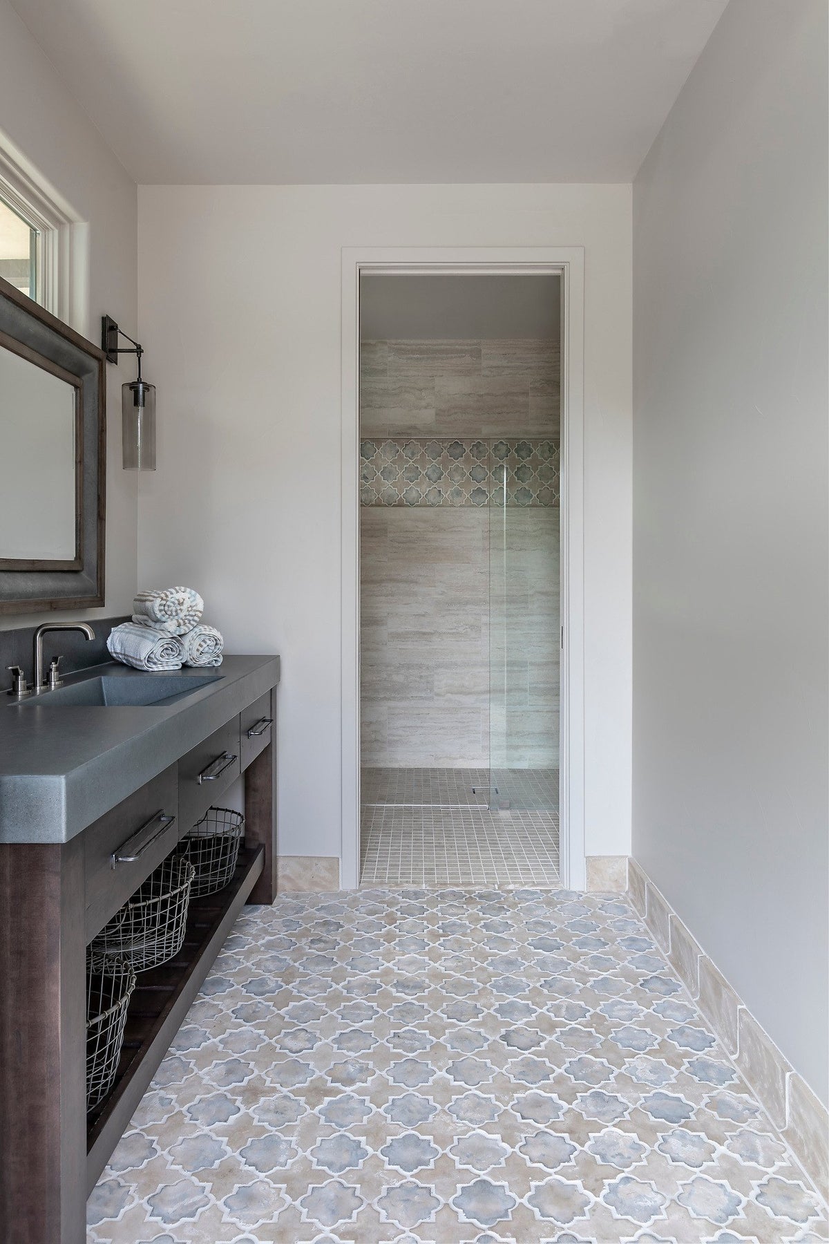 Pool house bath with Arabesque 8C floor