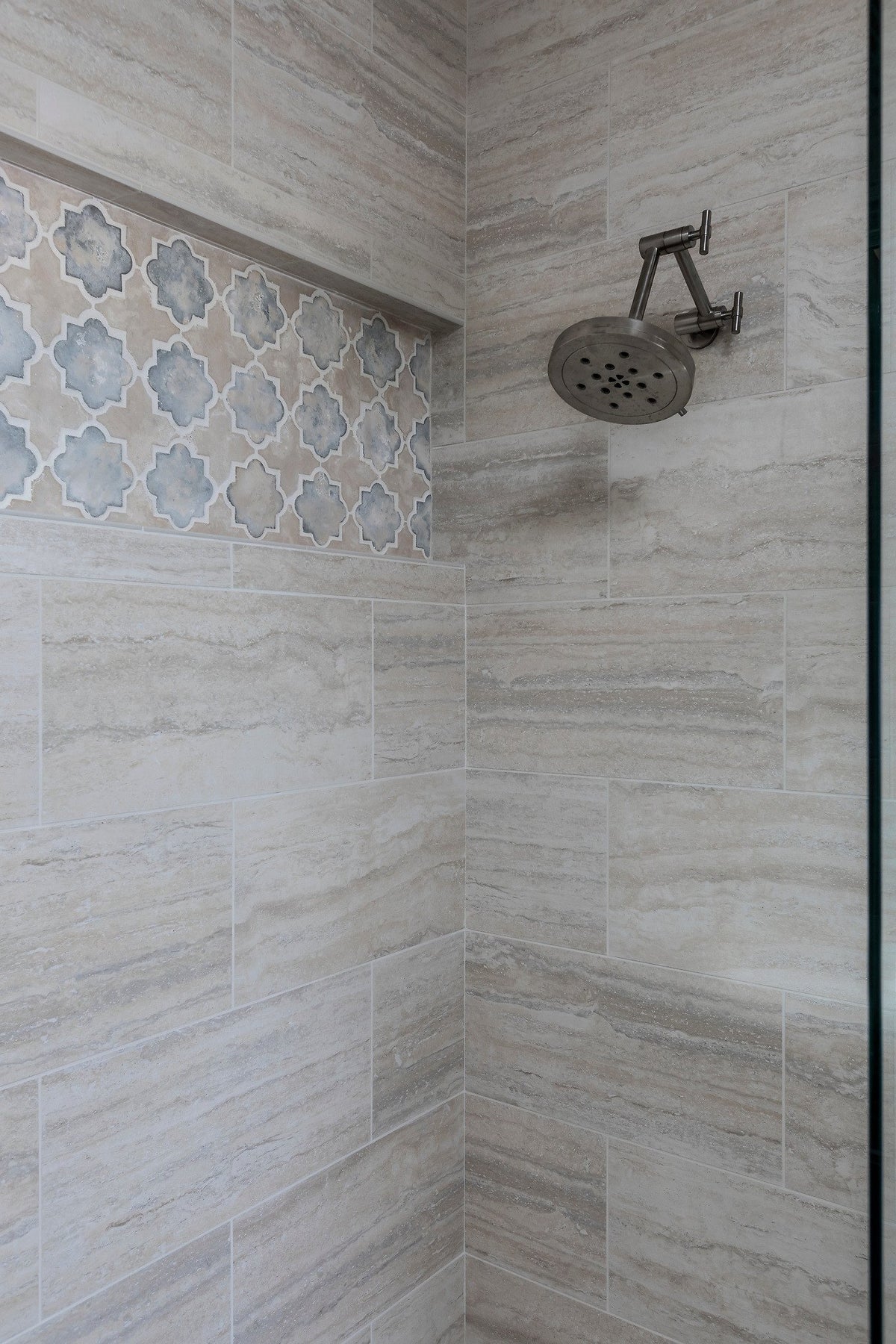 8C band set in stone-look walls