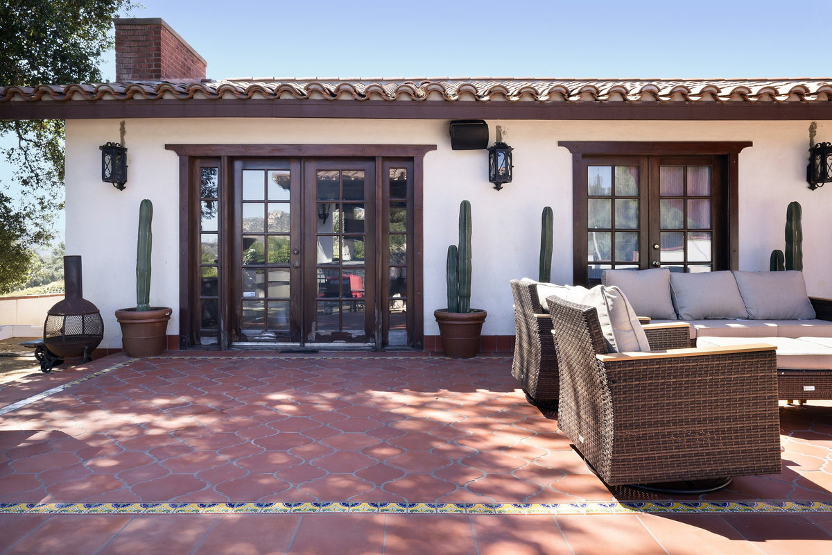 Guest house patio in Monrovia Red