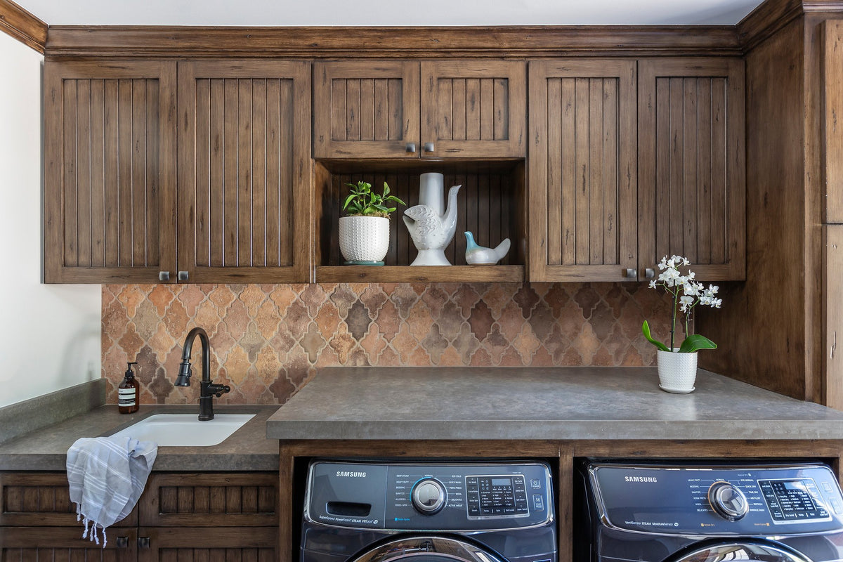 Mud room with Arabesque 15 backsplash