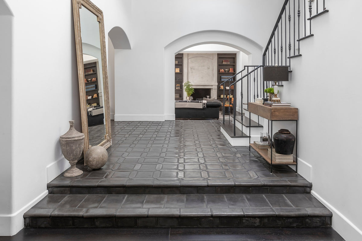 Entry step and hallway in Picket