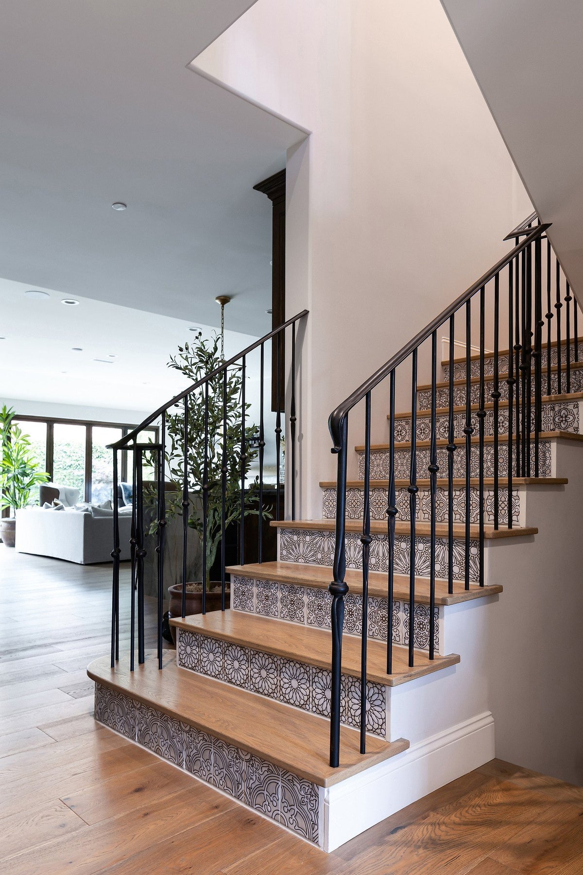 Deco risers rising to the landing