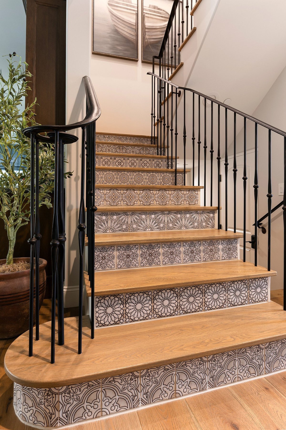 Curved bottom step in deco tile