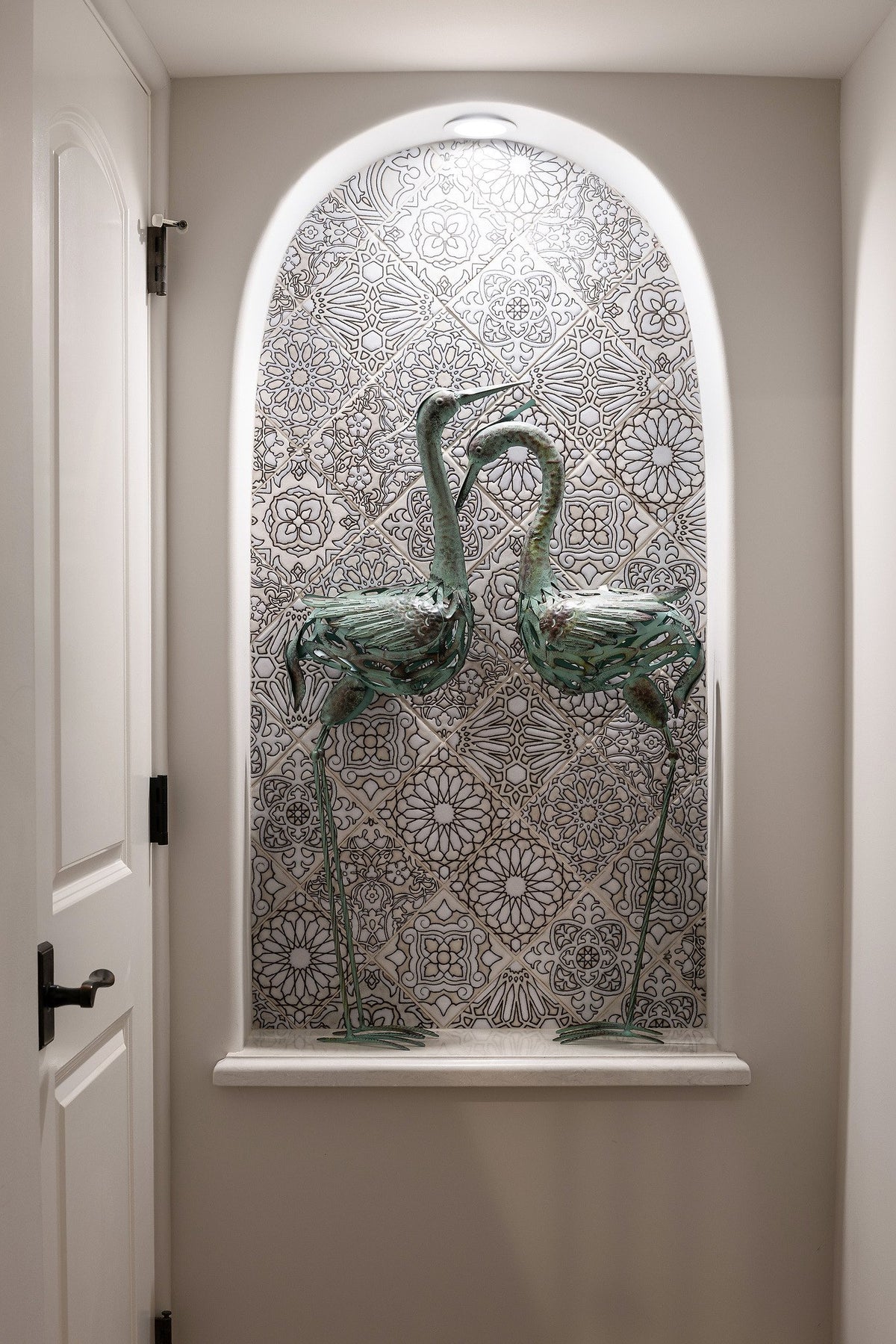 Arched niche lined in deco tile