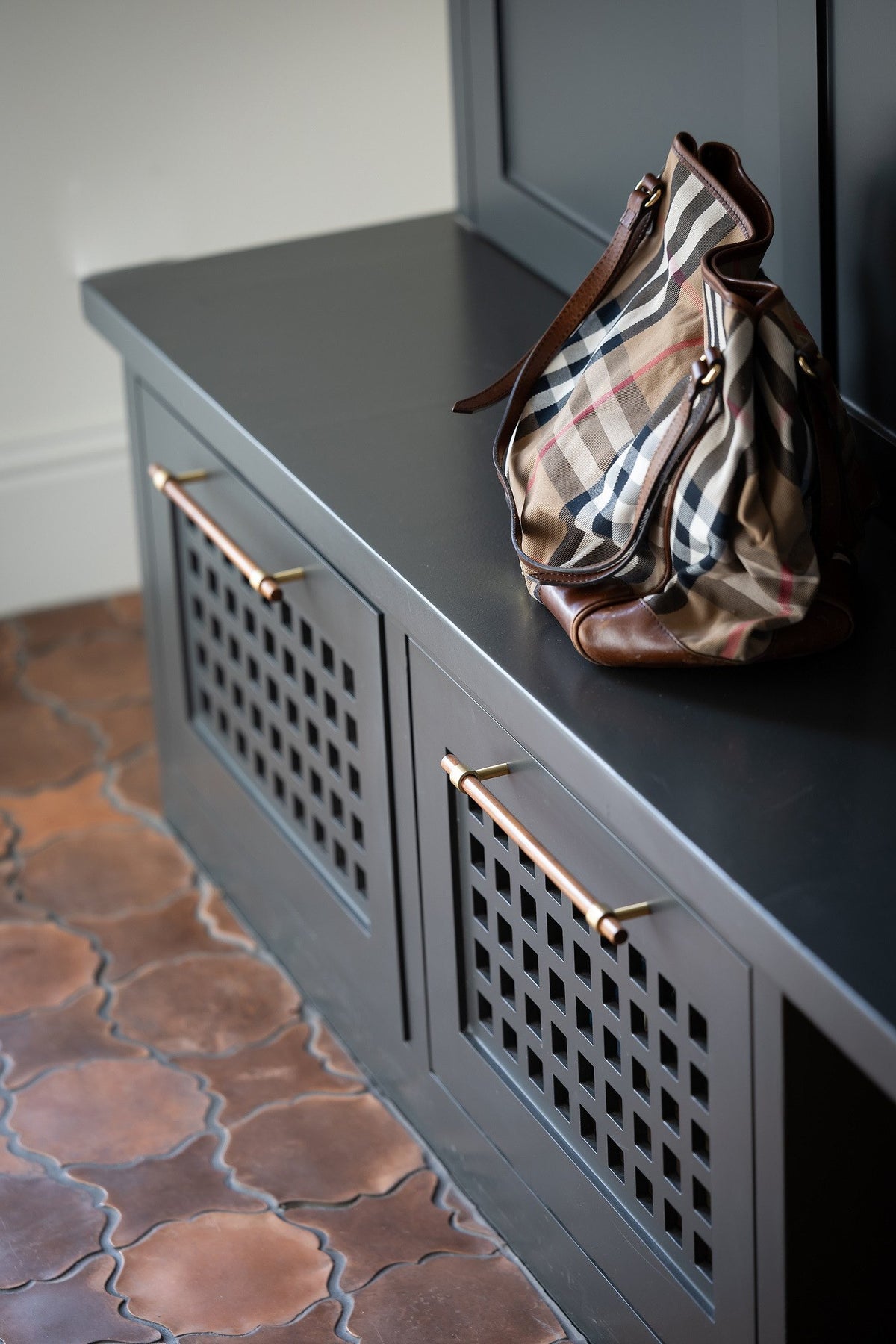 Arabesque 13 tile along the cabinetry