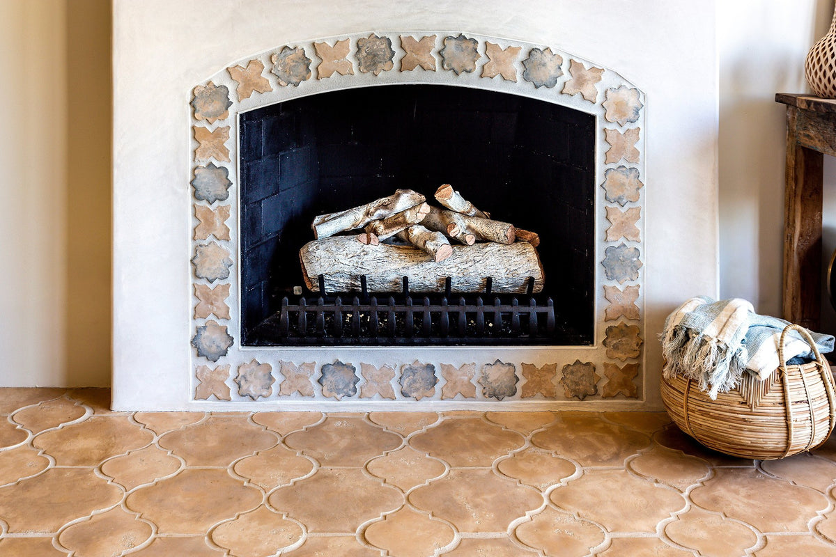 Fireplace framed in Arabesque 8C