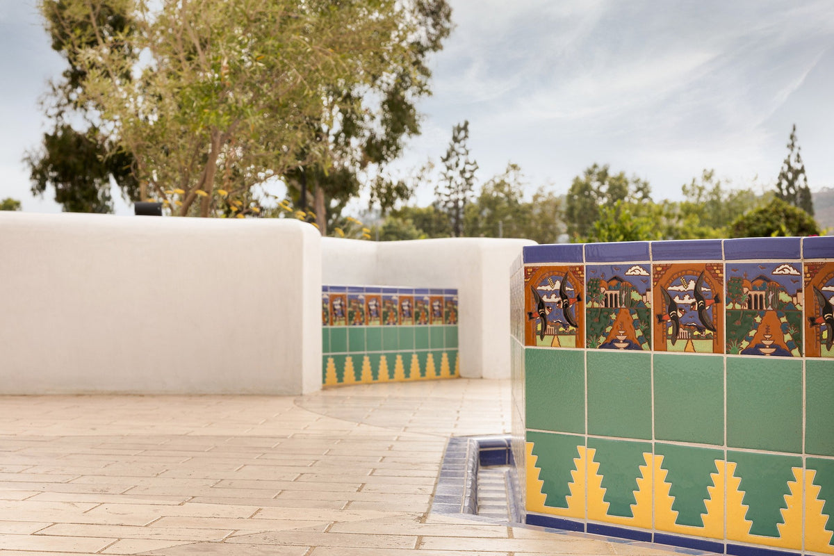 Tiled planter walls with deco band