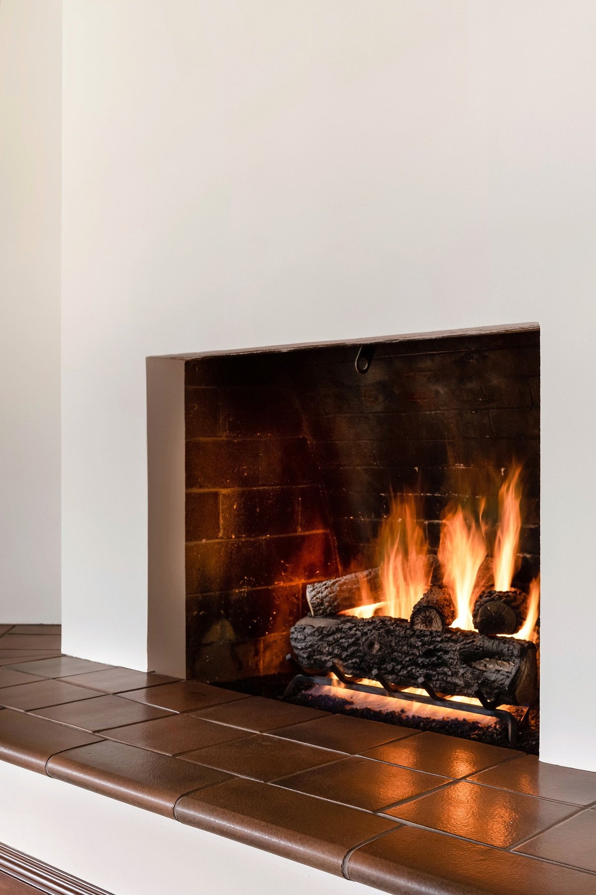Hearth ledge finished in Leather tile
