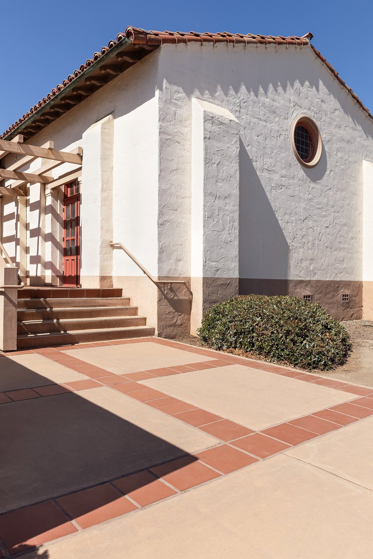 Side entry with tiled landing