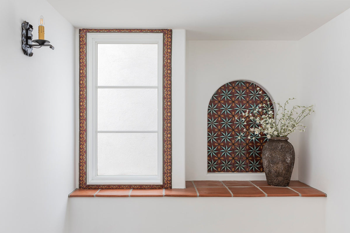 Alcove with hand-painted deco niche