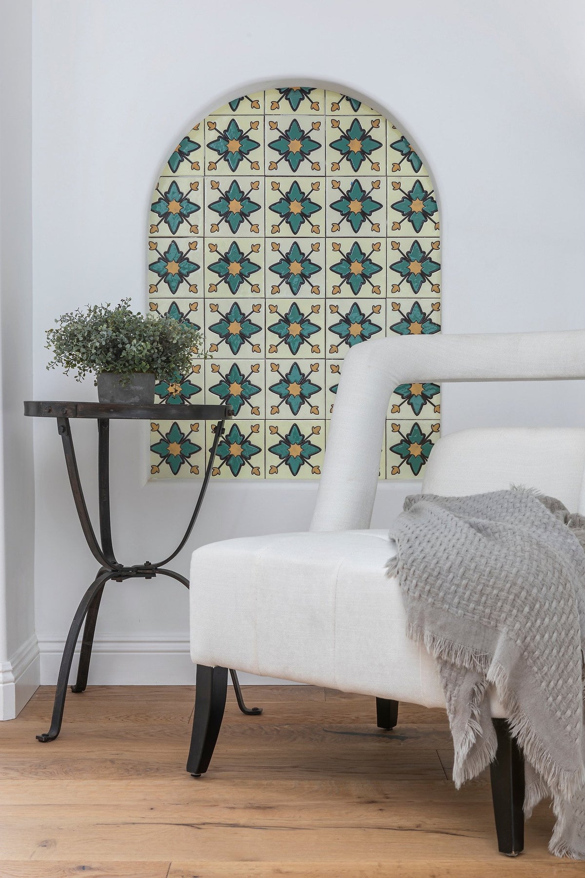 Arched deco niche in reading nook