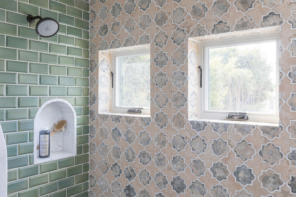 Shower wall in Arabesque 8C