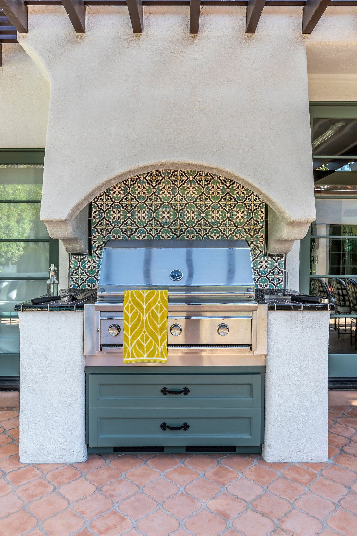 Outdoor grill with deco backsplash