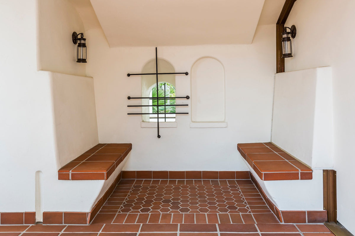 Bench alcove with Monrovia floor