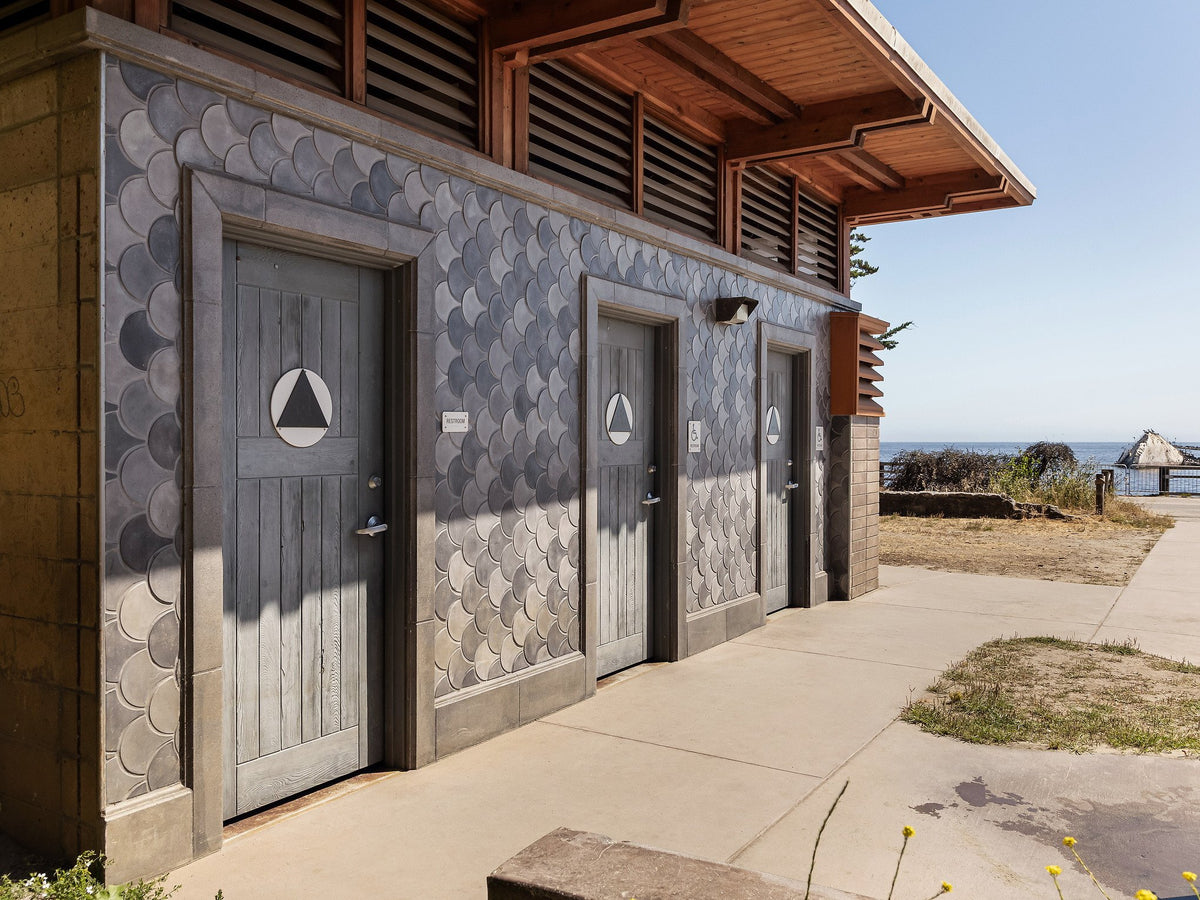 Restroom facade in Artillo Conche