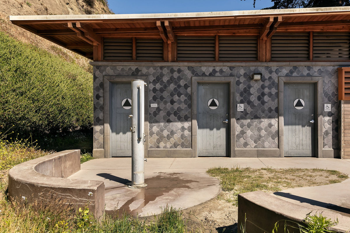 Facade behind the drinking fountain