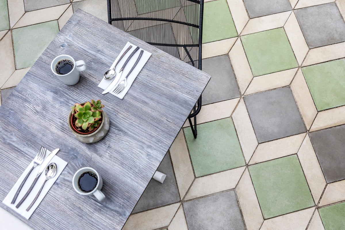 Table setting over the pattern