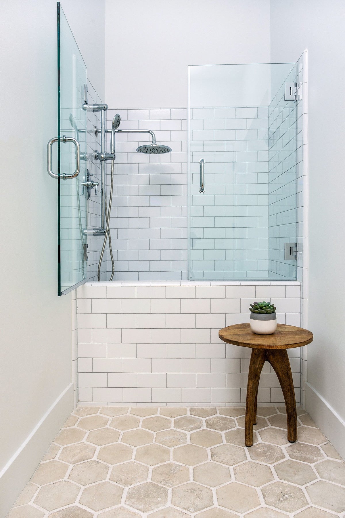 Dog wash with hexagon floor