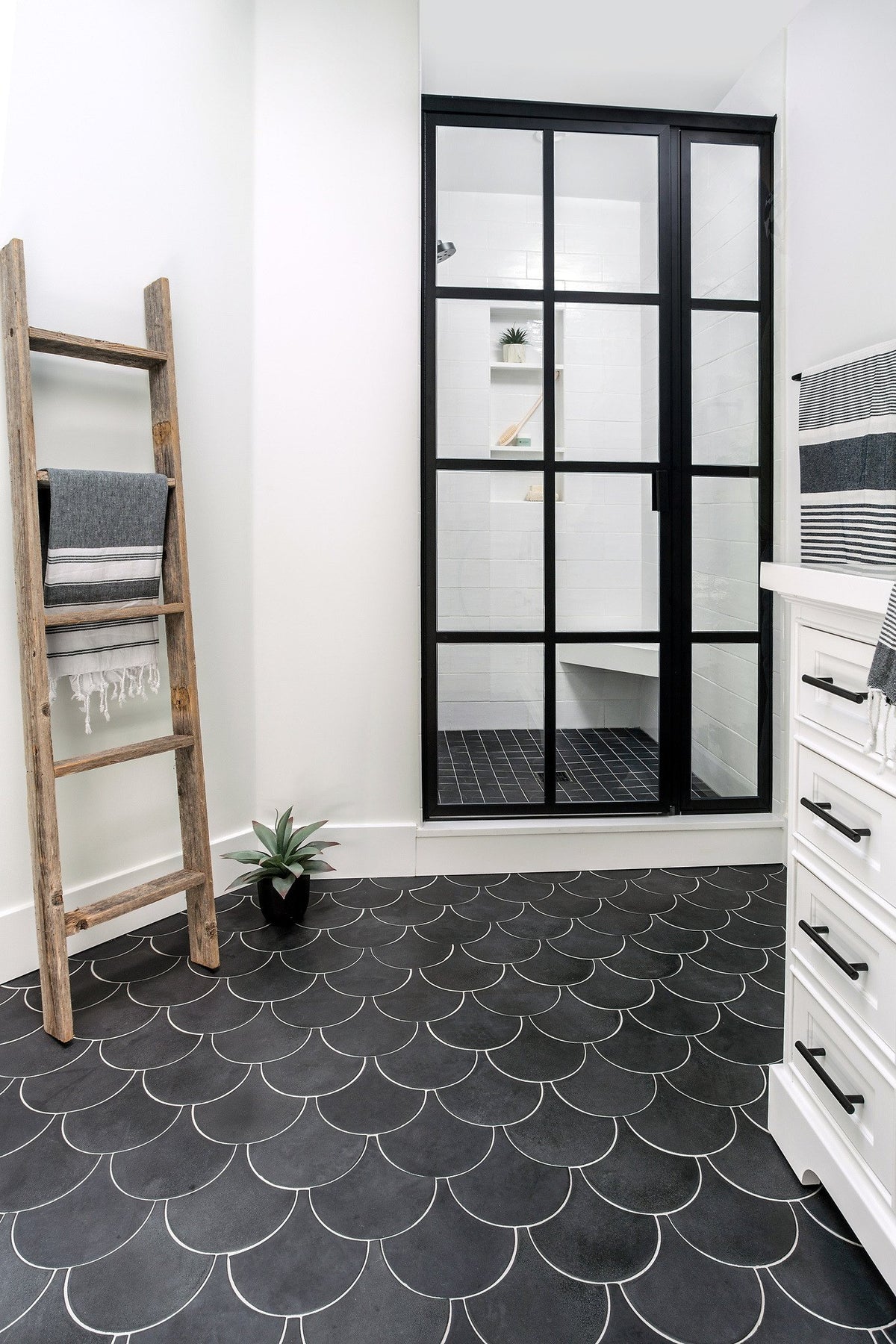 Bath with Black Diamond Conche floor