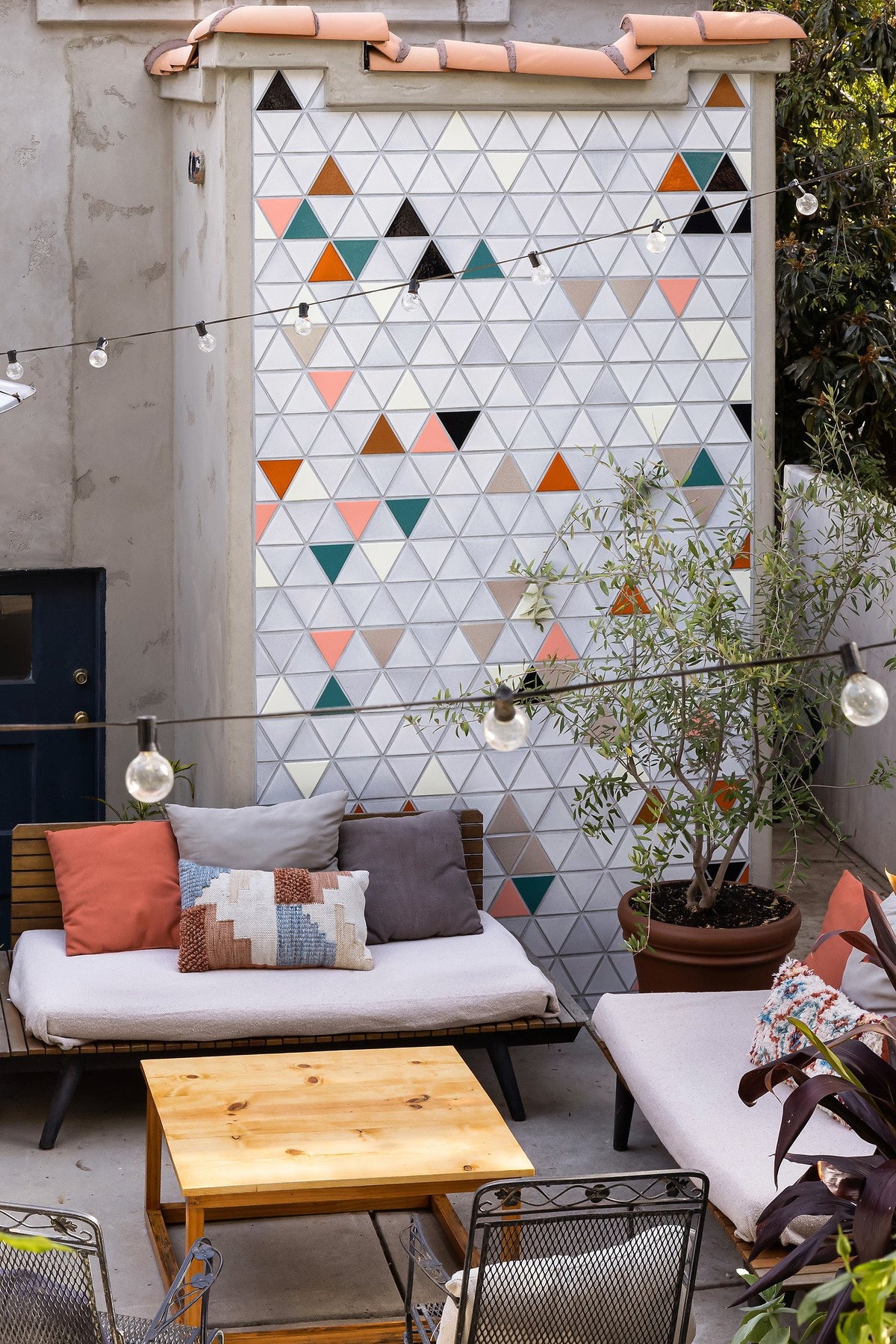 Triangle wall above the lounge area