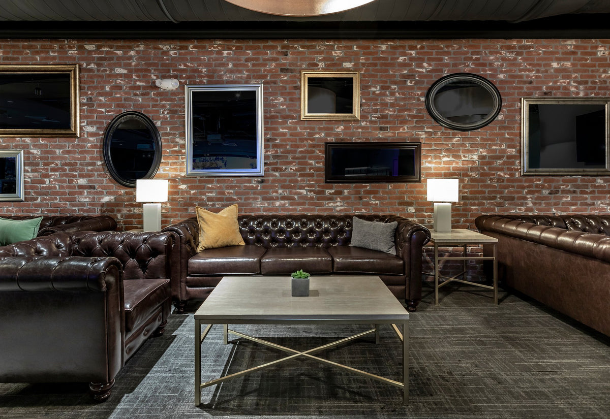 Lounge with red Antik brick wall