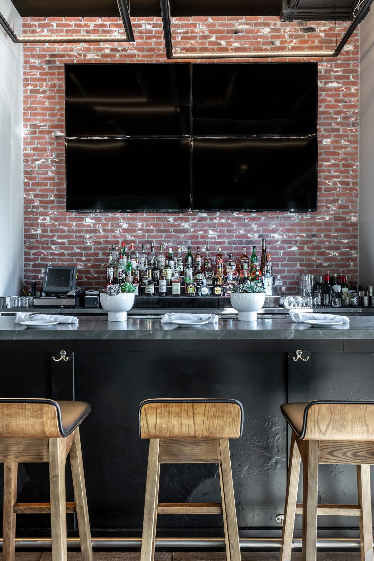 Bar backed by Antik brick