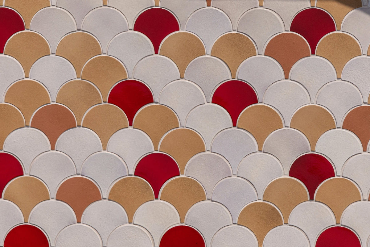 Studio Conche in red, cream and tan