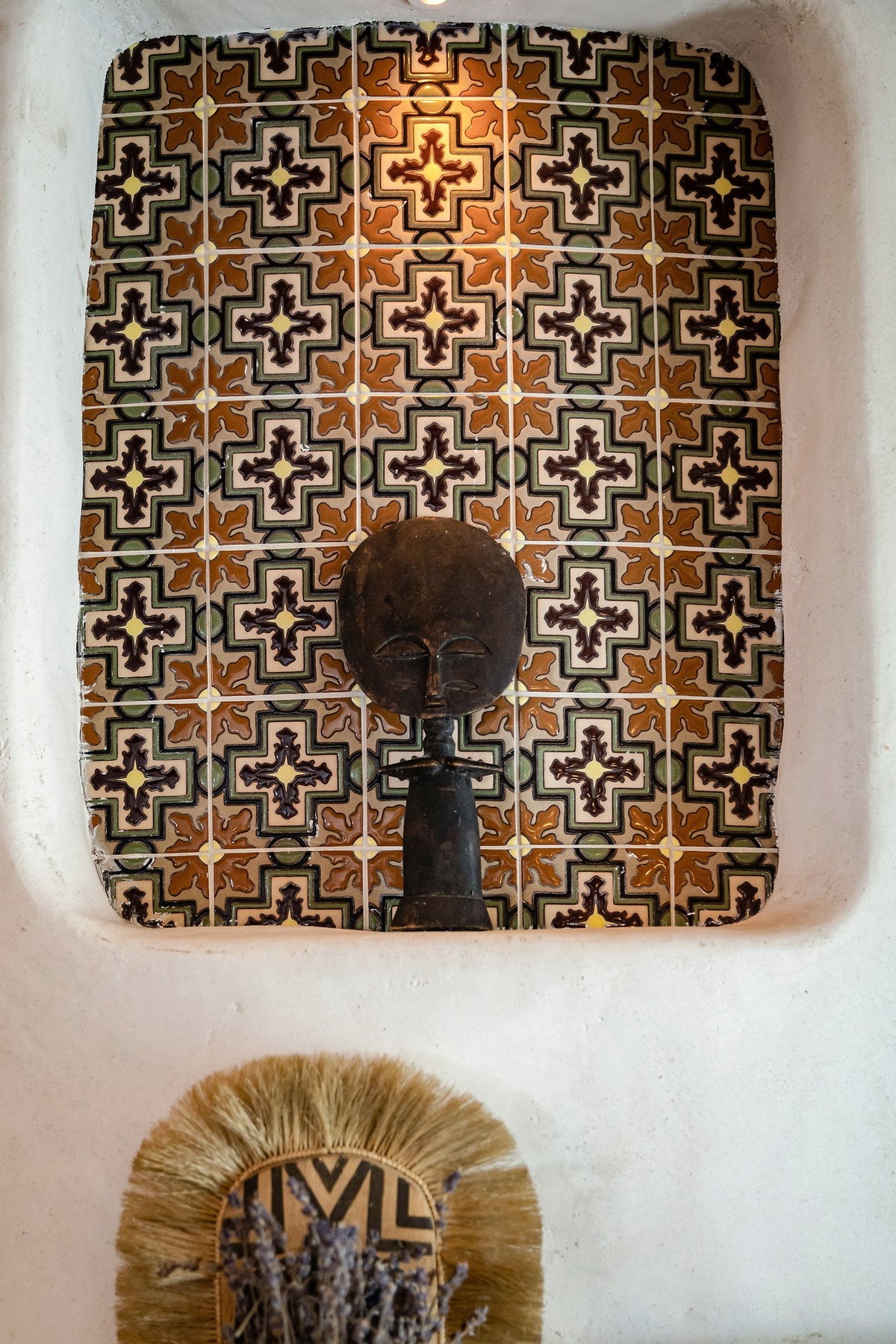 Decorative tile in a plaster niche