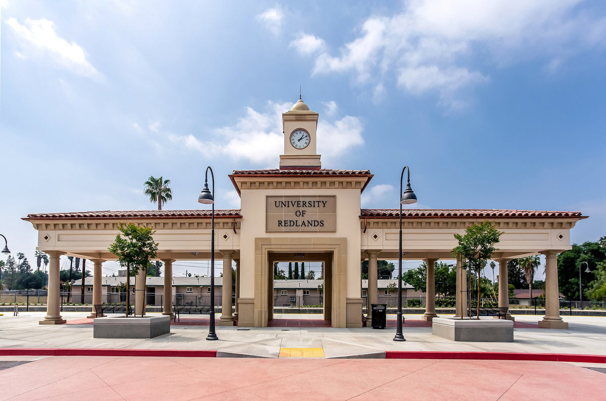 Front of the University station