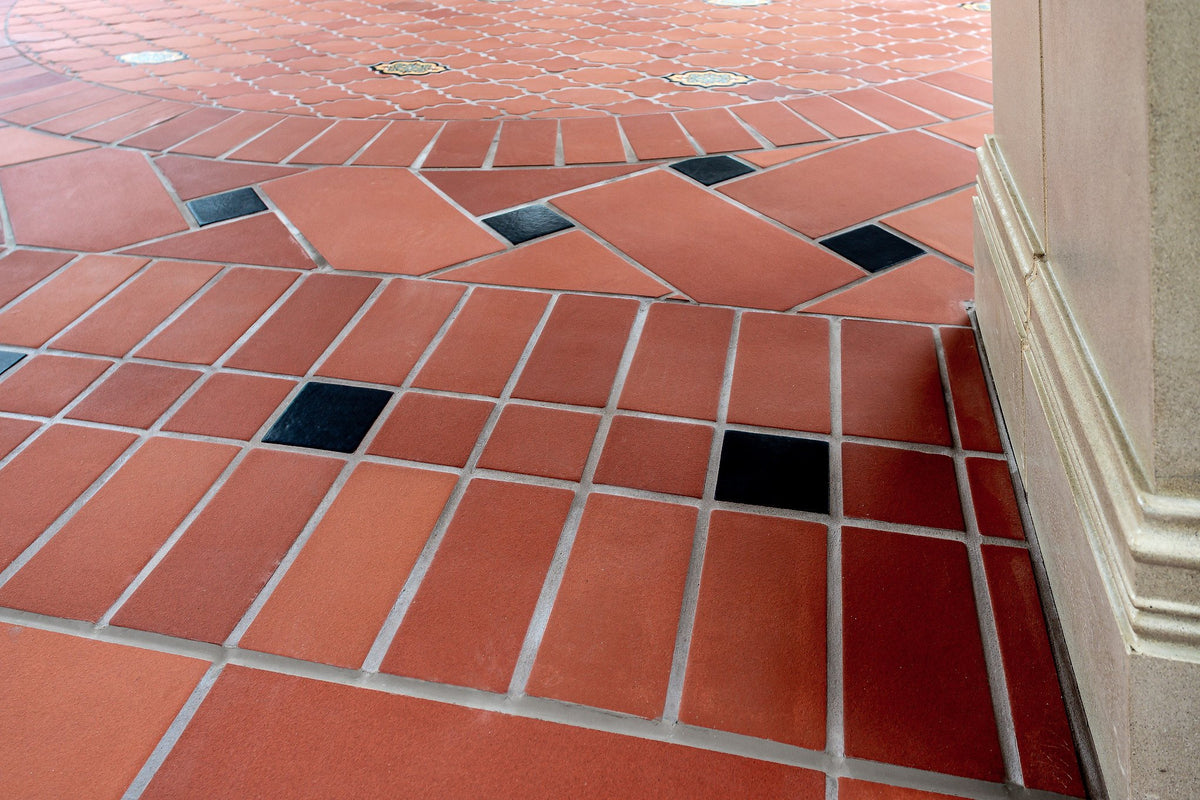 Black Diamond accents in the border