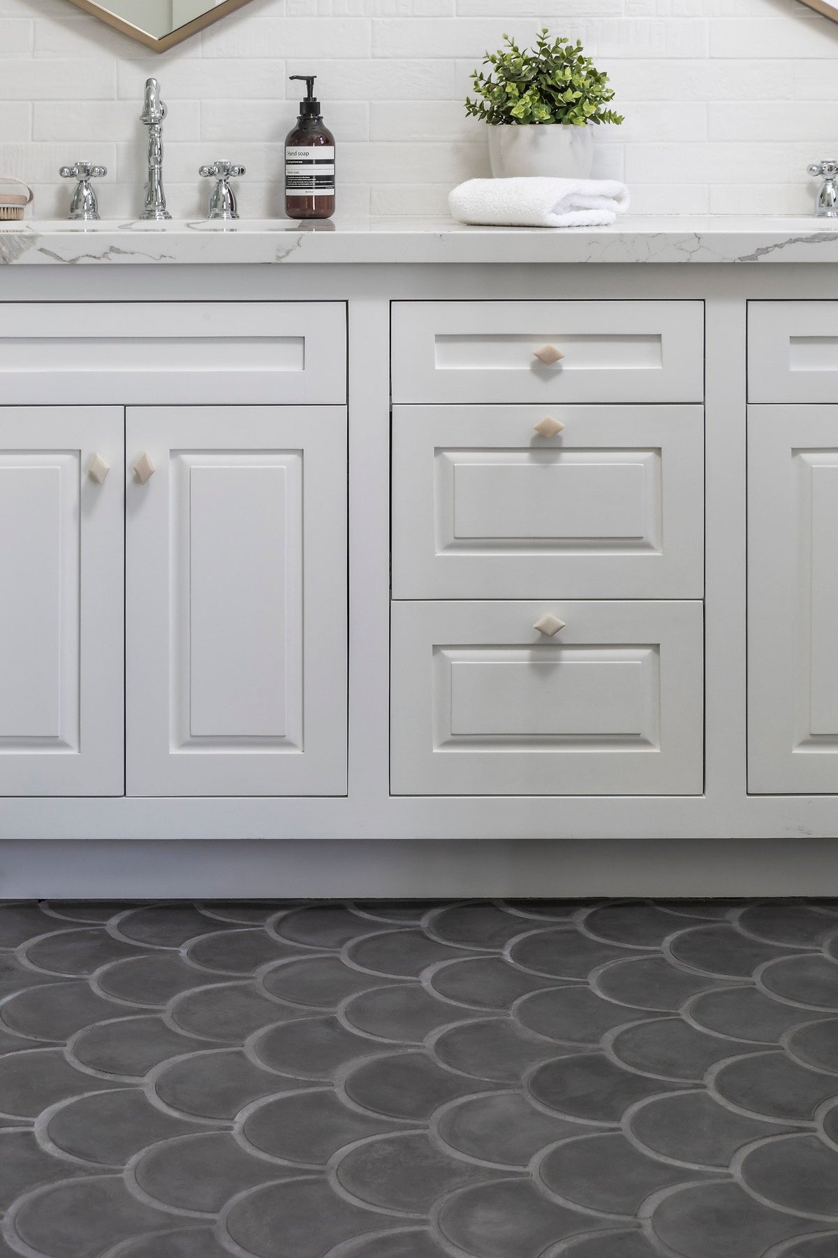 Vanity over Conche floor in Charcoal