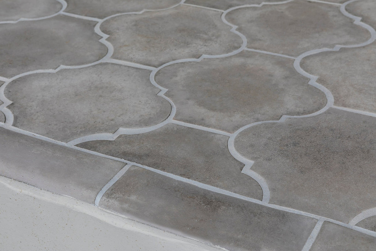 Step nosing and tile field
