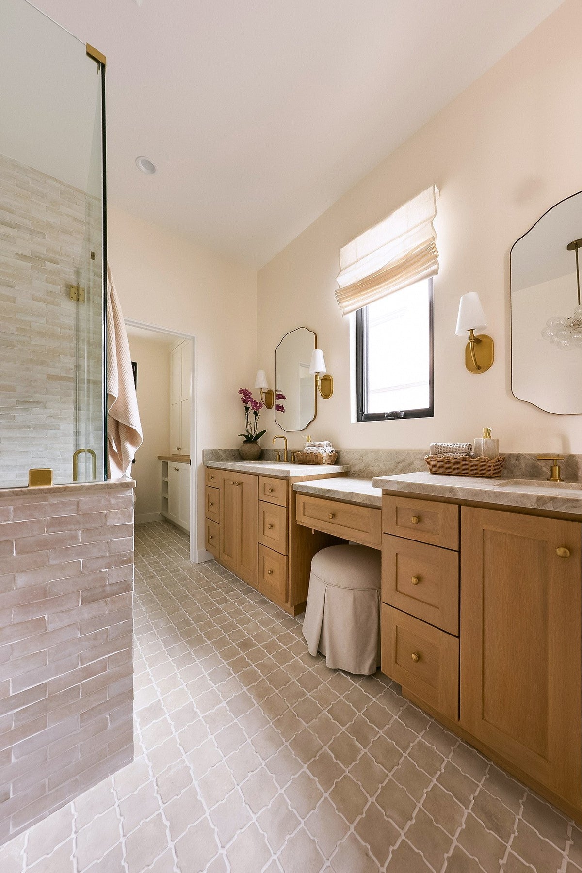 Bath with Arabesque 11B floor