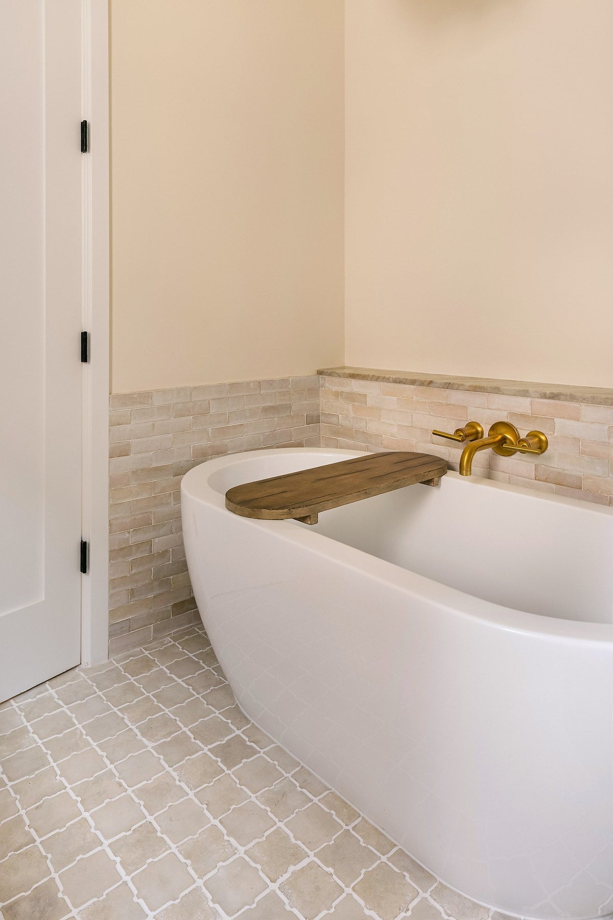 Freestanding tub on Arabesque floor